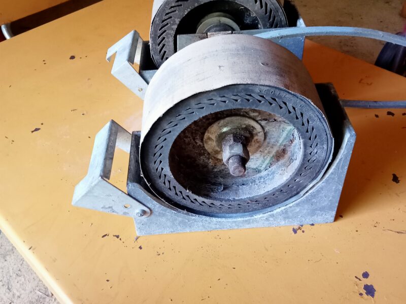 Banc de travail avec arbre porte meule. Sans moteur avec 2 tambours caoutchouc extensibles