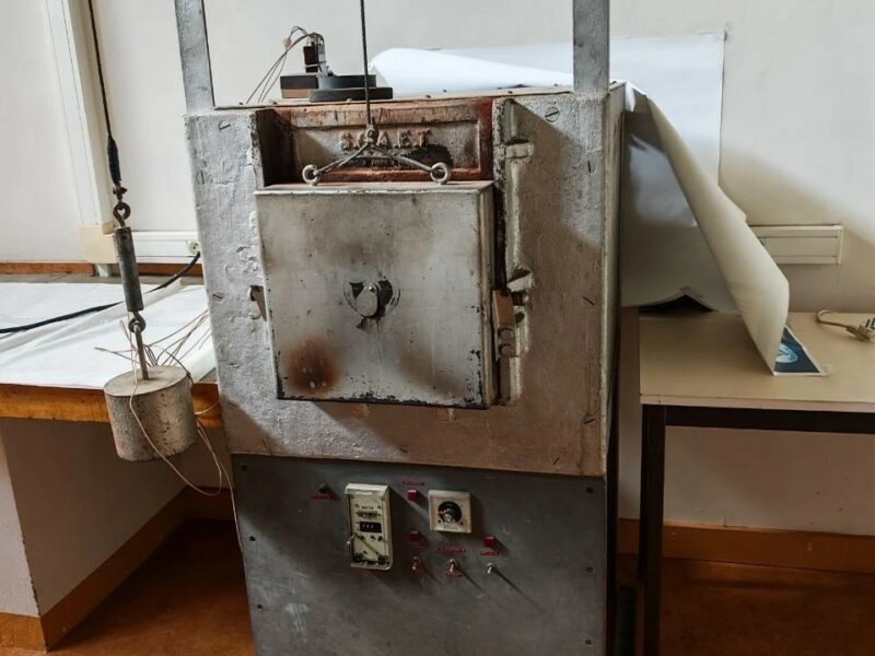 DON d'un four électrique et de tubes de verre