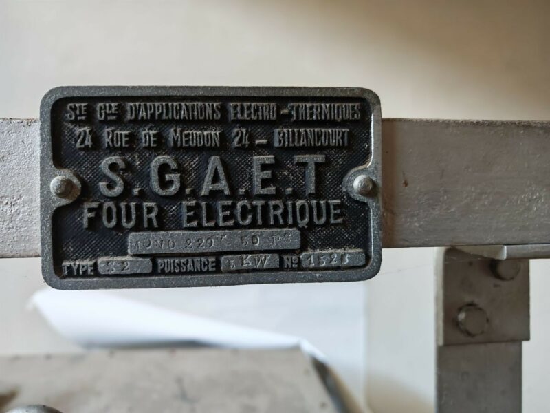 DON d'un four électrique et de tubes de verre
