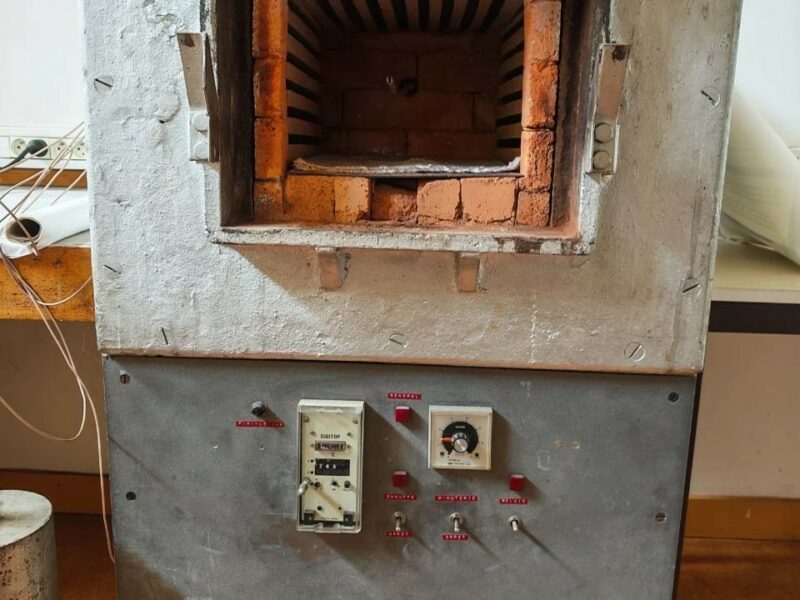 DON d'un four électrique et de tubes de verre